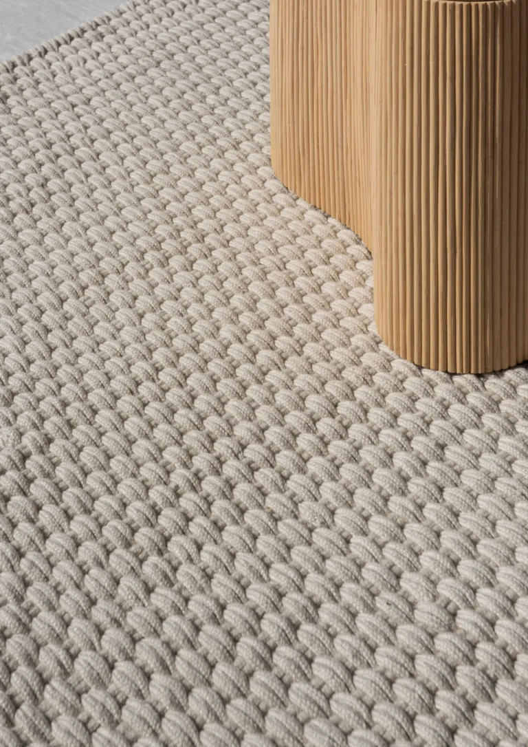 Ulkotilan matto Lace – säänkestävä ja ekologinen matto parvekkeelle, patiolle ja terassille. Valmistettu kierrätysmateriaaaleista, hylkii likaa ja vettä.