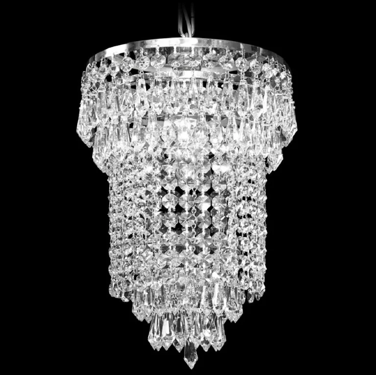 Kristallivalaisin 362 – moderni ja siro riippuvalaisin kirkkaalla tšekkiläisellä kristallilla