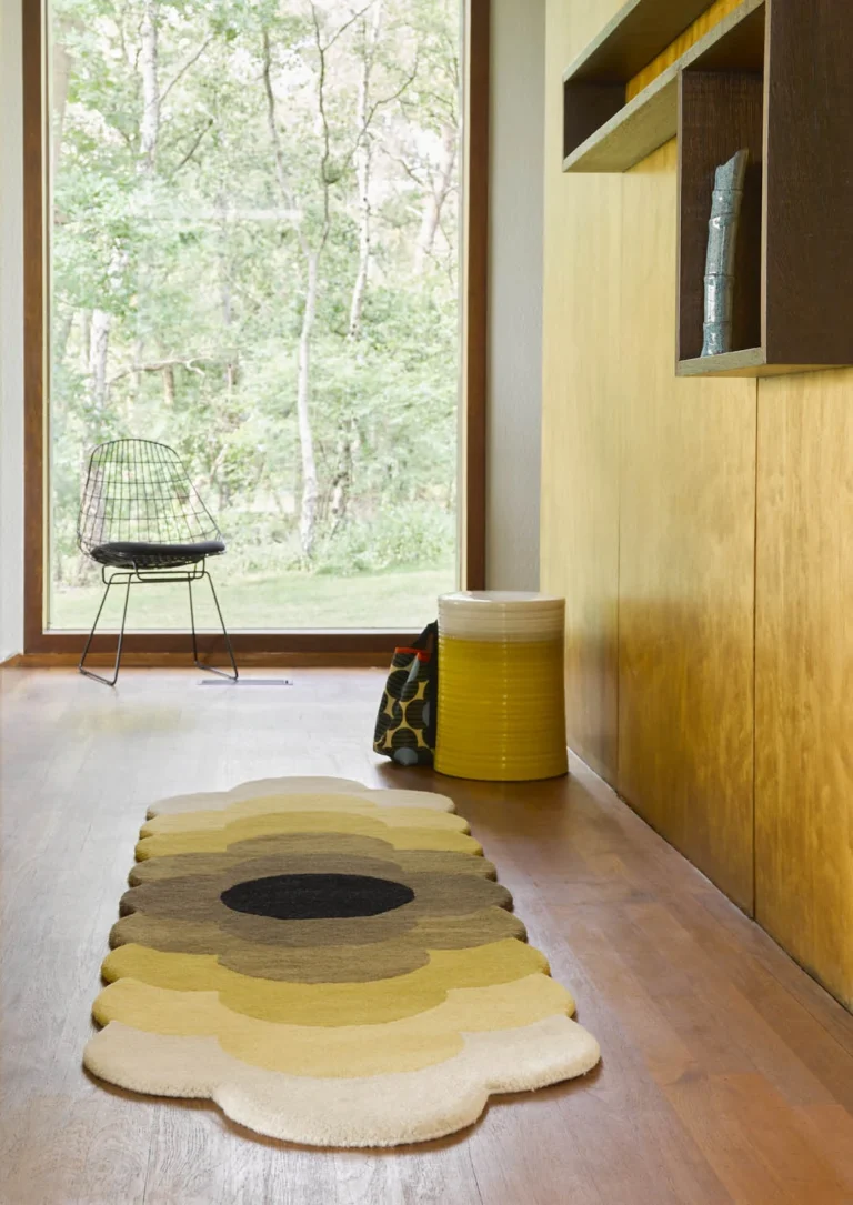 Kukkamatto Optical Flower– käsintuftattu villamatto, leikattu muoto, sopii käytävälle tai keittiöön. Pehmeä ja laadukas valinta.