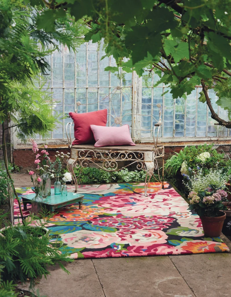 Rose & Peony -matto kukkakuosinen villamatto, joka tuo sisustukseen luonnon kauneutta ja lämpöä.