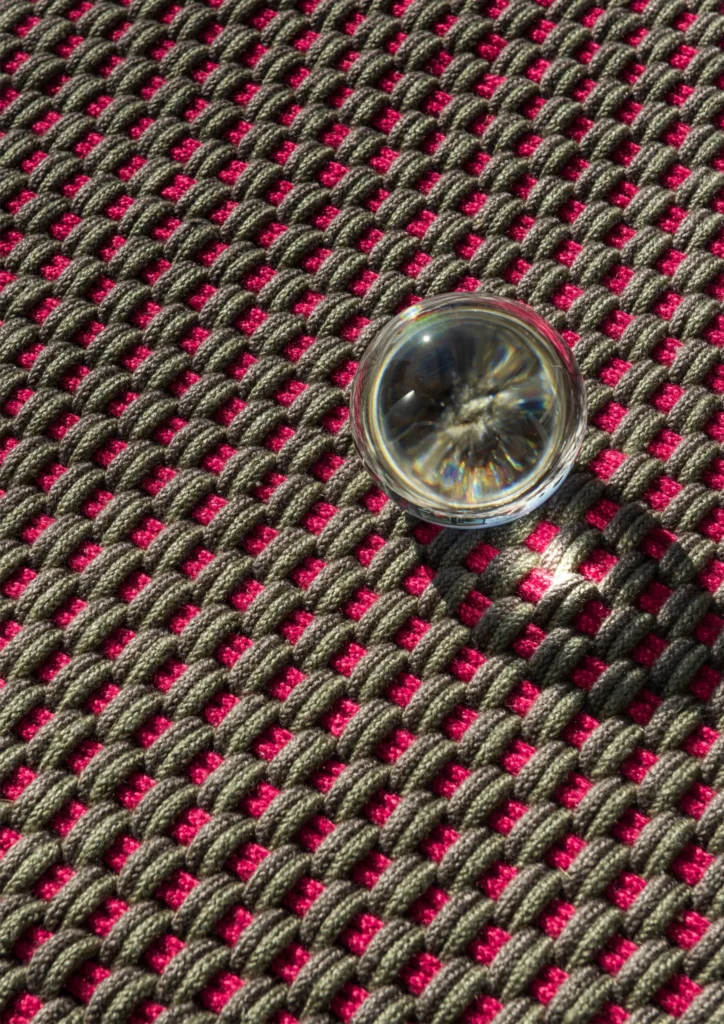 Ulkotilan matto Lace – säänkestävä ja ekologinen matto parvekkeelle, patiolle ja terassille. Valmistettu kierrätysmateriaaaleista, hylkii likaa ja vettä.
