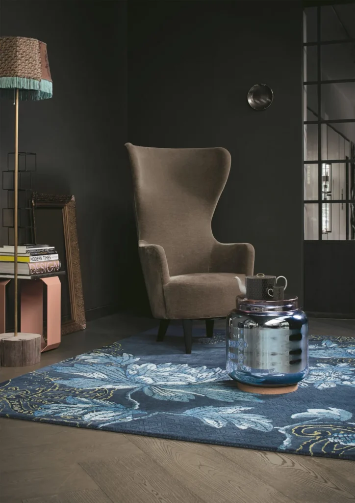 villa-viskoosimatto kukkakuosi Fabled Floral sininen olohuoneessa