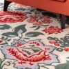 Laura Ashley Wendling Floral Poppy -kukkamatto, laadukas käsinkudottu villamatto eloisilla unikkokuvioilla.