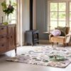 Laura Ashley Wendling Floral Heather -kukkamatto, laadukas käsinkudottu villamatto eloisilla unikkokuvioilla.