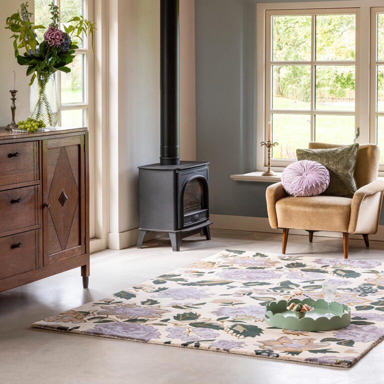 Laura Ashley Wendling Floral Heather -kukkamatto, laadukas käsinkudottu villamatto eloisilla unikkokuvioilla.