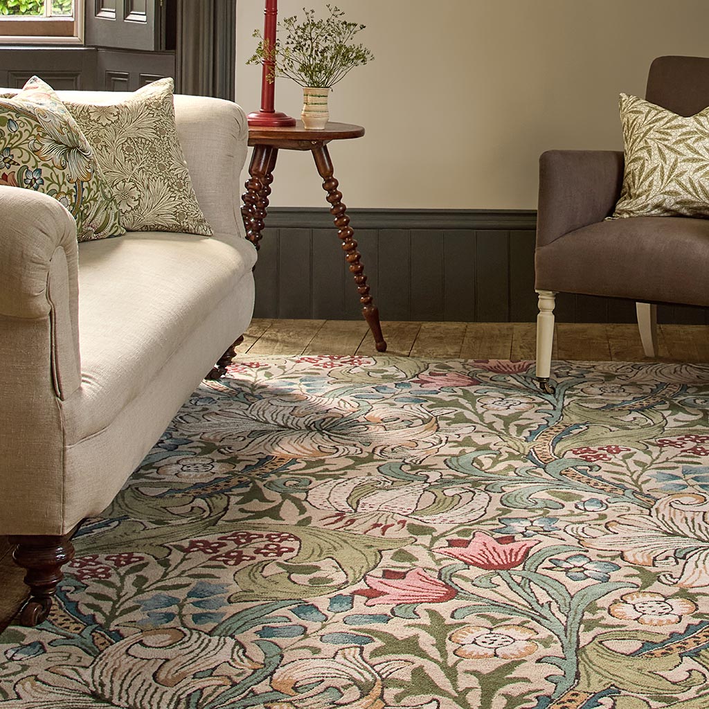 William Morris Golden Lily -matto, klassinen kuviollinen villamatto luonnon inspiroimalla designilla.