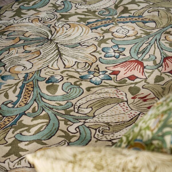 William Morris Golden Lily -matto, klassinen kuviollinen villamatto luonnon inspiroimalla designilla.