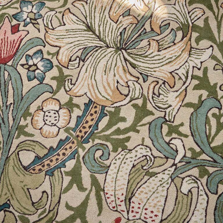 William Morris Golden Lily -matto, klassinen kuviollinen villamatto luonnon inspiroimalla designilla.