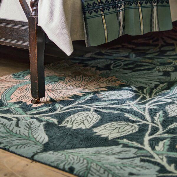 William Morris - Honeysuckle Tulip, sinisävyinen villamatto, klassinen kuviollinen villamatto luonnon inspiroimalla designilla.