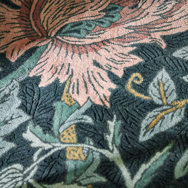 William Morris - Honeysuckle Tulip, sinisävyinen villamatto, klassinen kuviollinen villamatto luonnon inspiroimalla designilla.