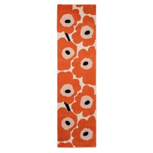 Oranssi Unikko‑kuvioinen käsintuftattu villakäytävämatto, ikoninen Maija Isolan kukkakuosi.