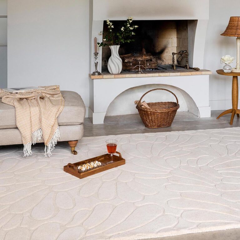 Laura Ashley villamatto Coleby Petals kukkakuosi olohuoneessa