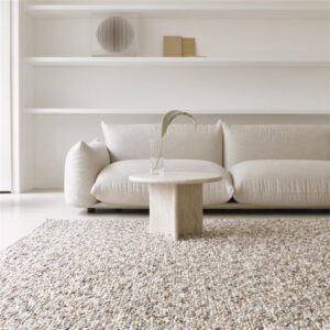 Iso vaalea villamatto elävällä villanyppyläpinnalla avarassa olohuoneessa