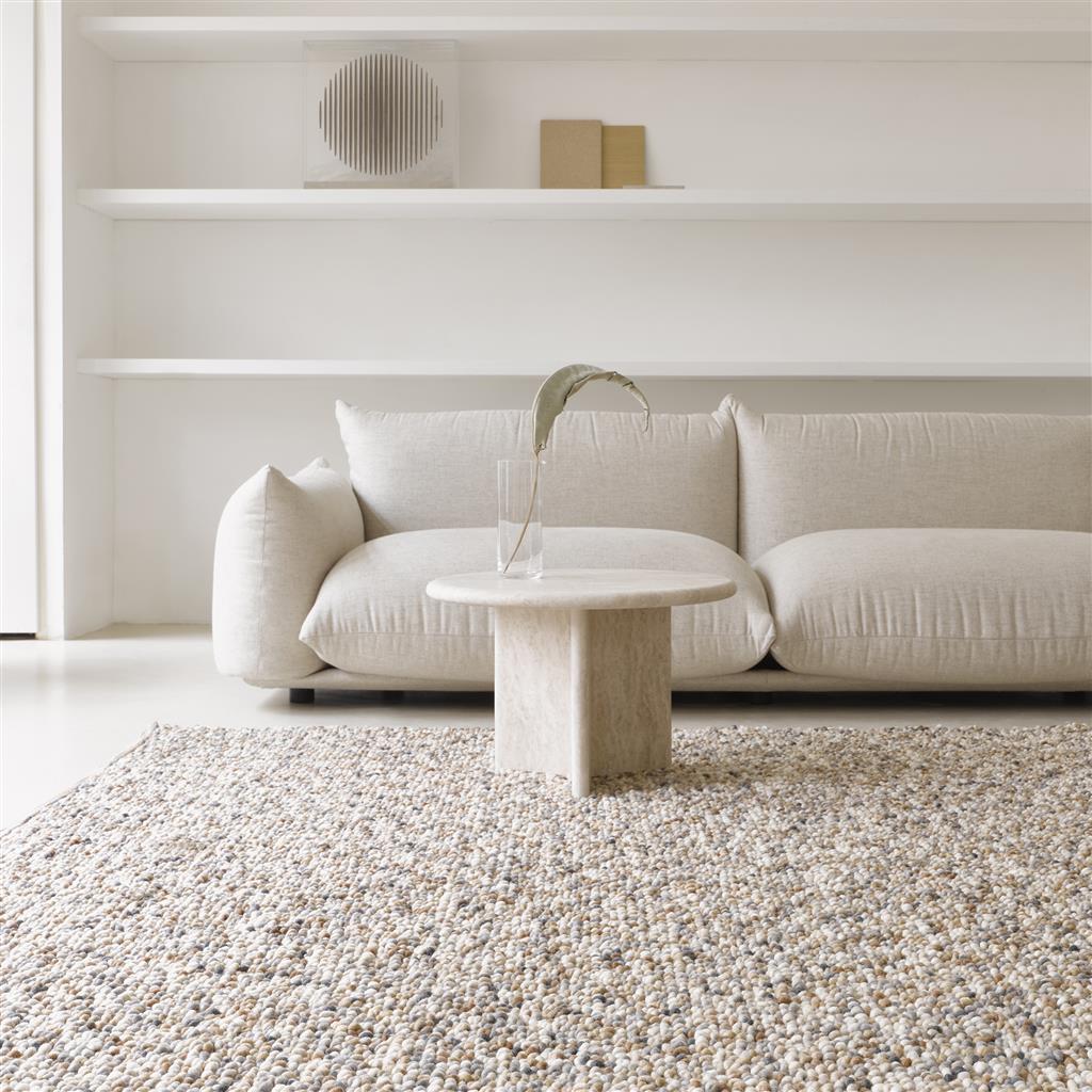 Iso vaalea villamatto elävällä villanyppyläpinnalla avarassa olohuoneessa