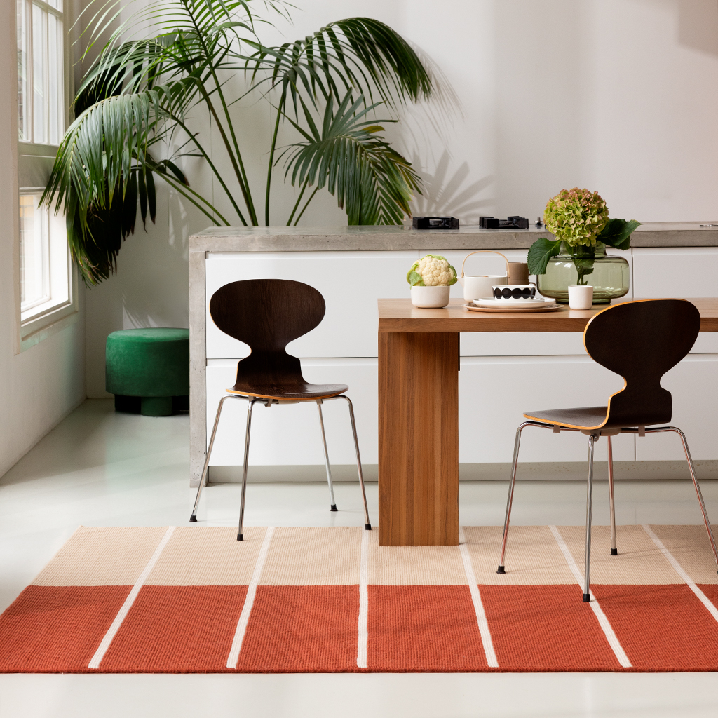 Tiibet Marimekko ‑käsin tuftattu ruskea villamatto sisustuksessa, ikoninen kuosi ja lämmin sävy.