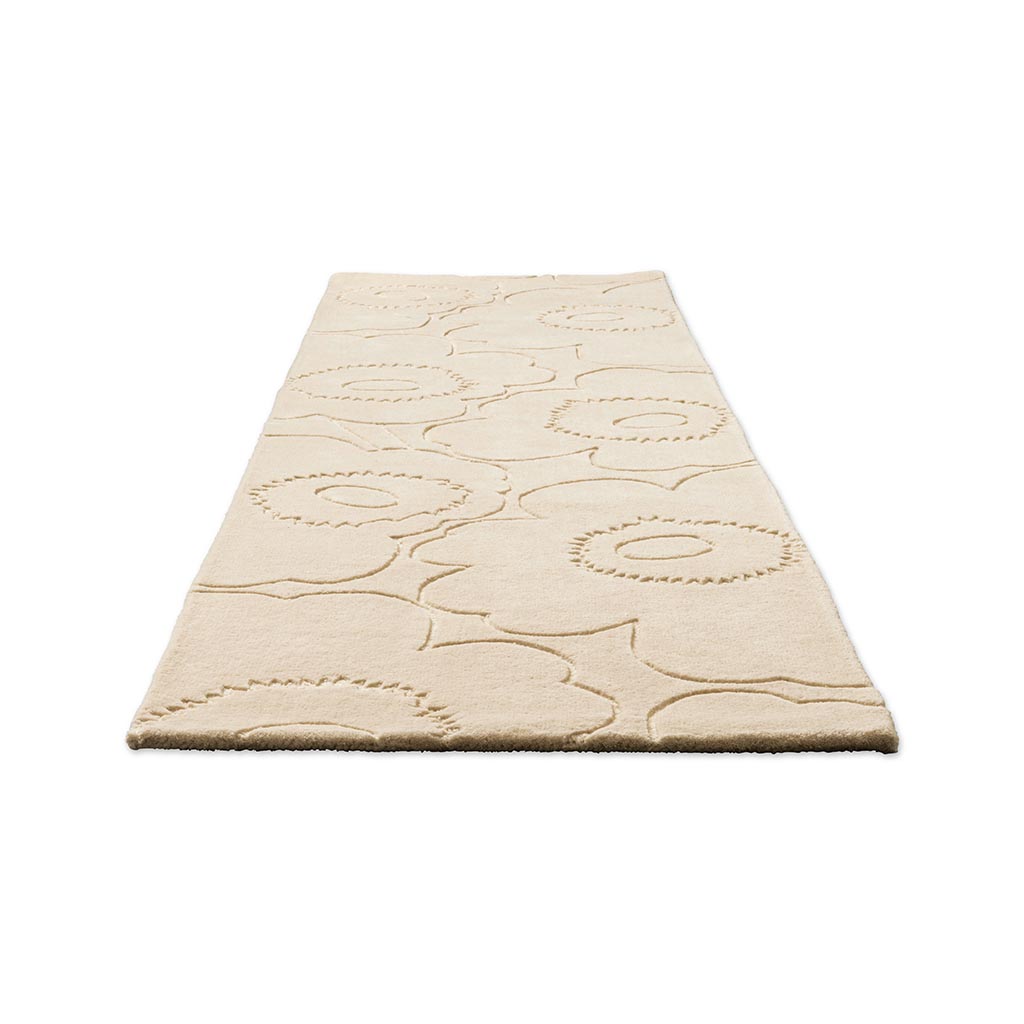 Piirto Unikko ‑käytävämatto tuo graafista rytmiä ja ajatonta tyyliä tilaan.