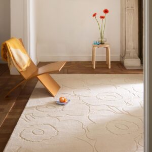 Käsintuftattu villamatto Piirto Unikko – graafinen ja ilmava designklassikko