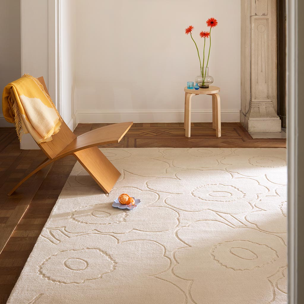 Käsintuftattu villamatto Piirto Unikko, graafinen ja ilmava design