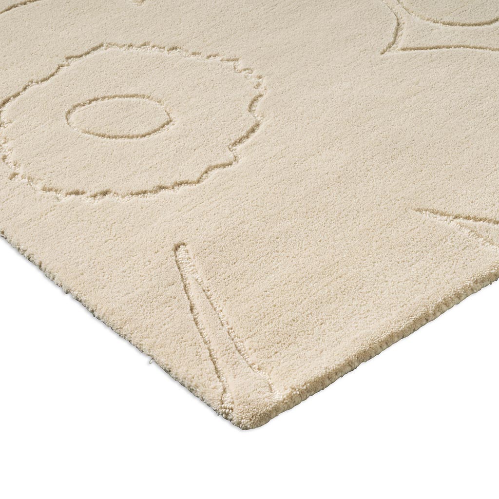 Piirto Unikko käsintuftattu villamatto osana modernia sisustusta