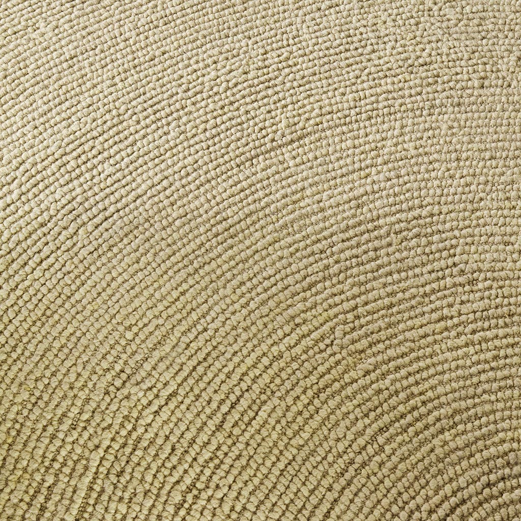 Beige teksturoitu villamatto, orgaaninen rengasmainen pinta ja pehmeä luonnon sävy avarassa olohuoneessa